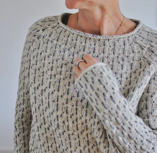 Victoria | Elegante suéter gris con escote barco